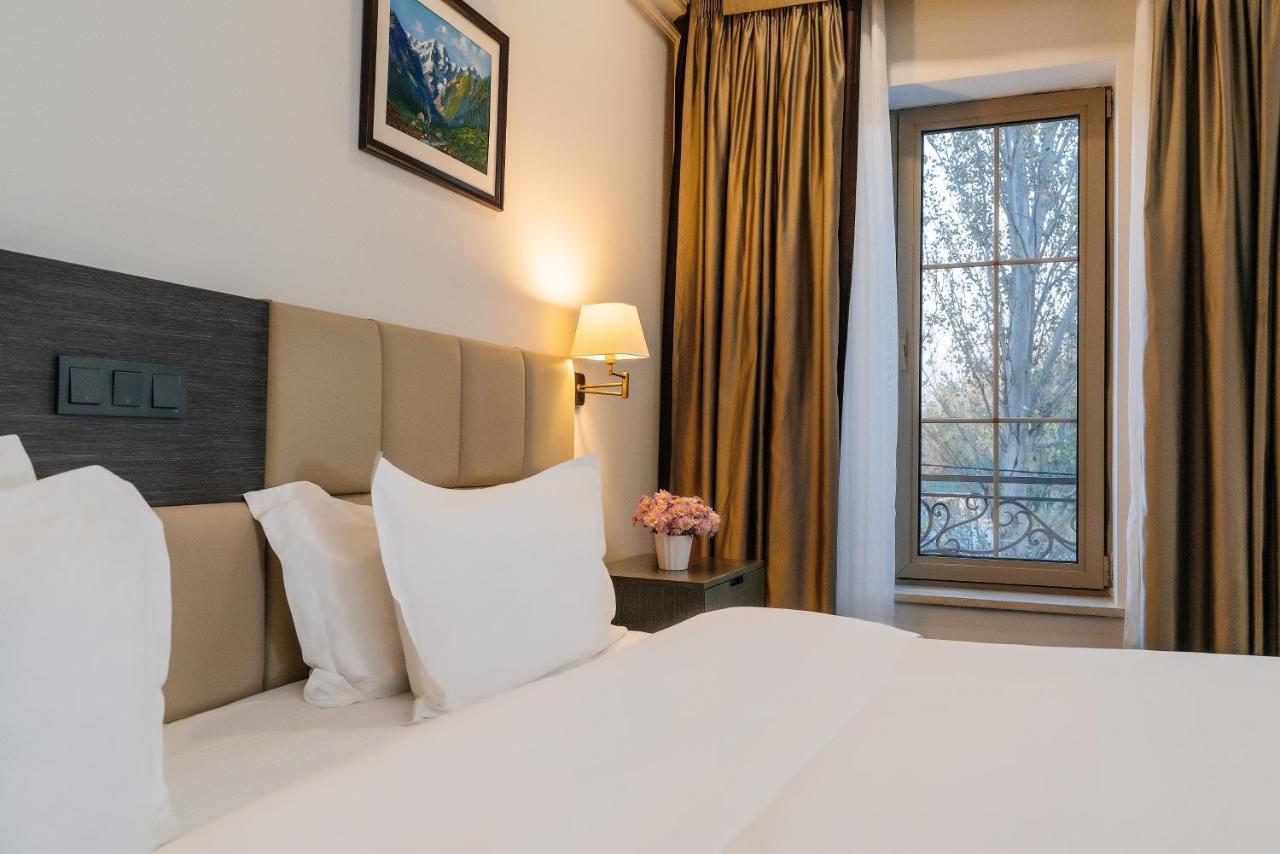 Ambassador Hotel Bisjkek Eksteriør bilde