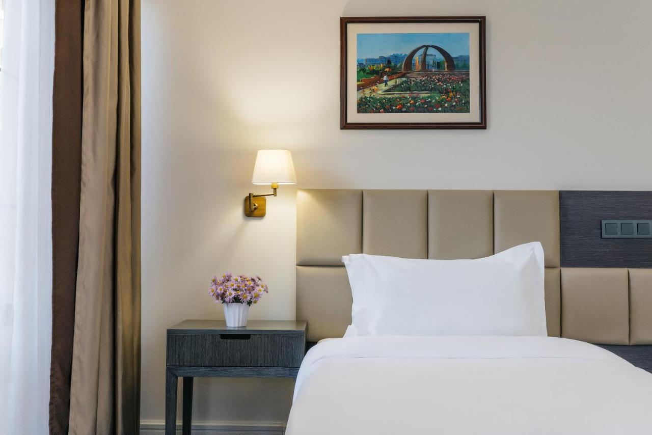 Ambassador Hotel Bisjkek Eksteriør bilde